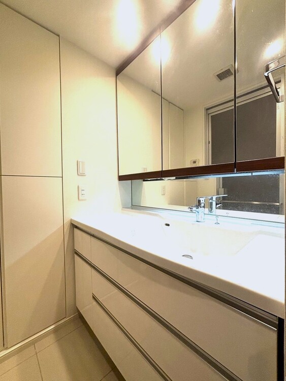 その他 収納スペースが付いていて、お部屋を広く使っていただけます。