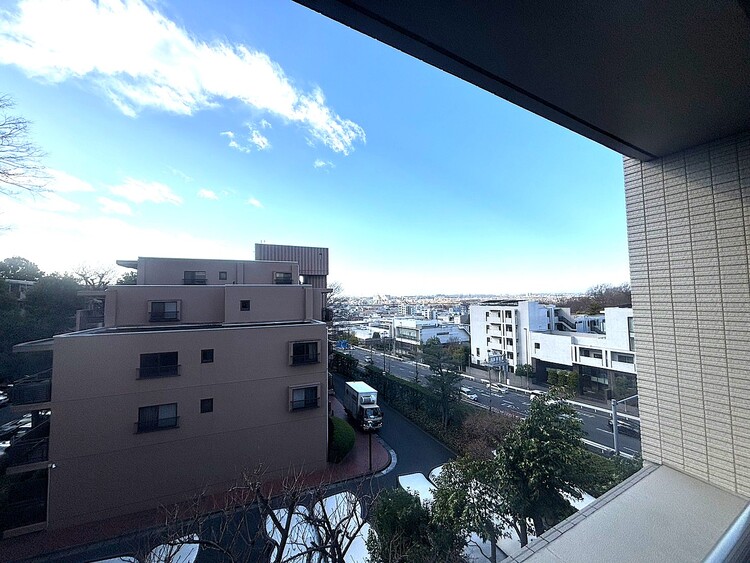 その他 朝の澄んだ空気や、夕方に吹く清々しい風を感じられるバルコニー。