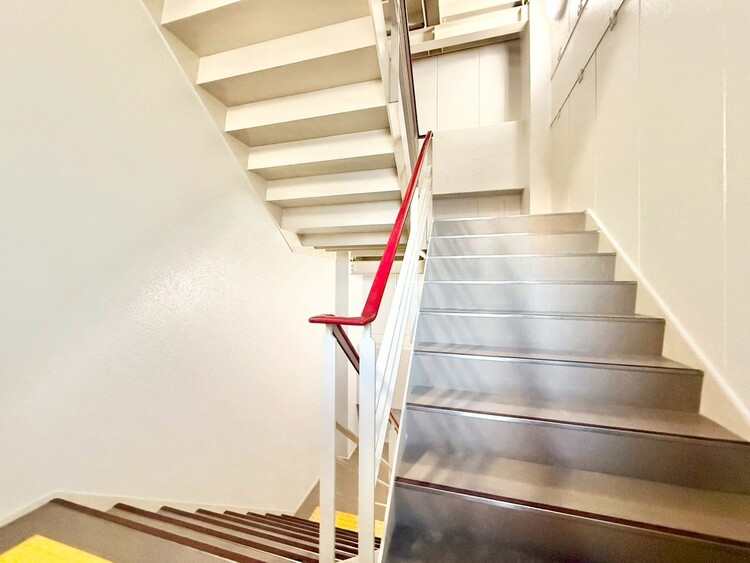その他 共用部の階段です。明るく清潔に管理されています。