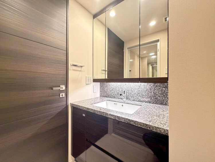 その他 清潔感を感じられる洗面化粧台。