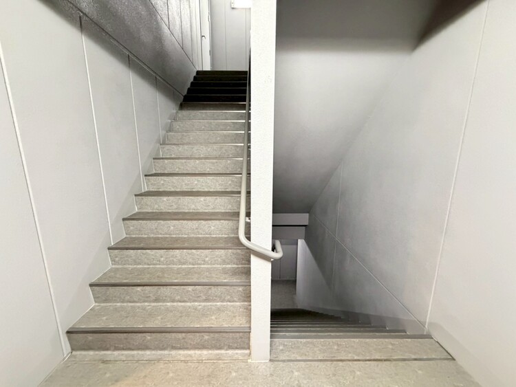 その他 共用部の階段です。明るく清潔に管理されています。
