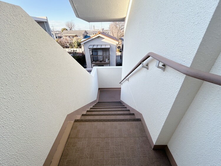 その他 共用部の階段です。明るく清潔に管理されています。