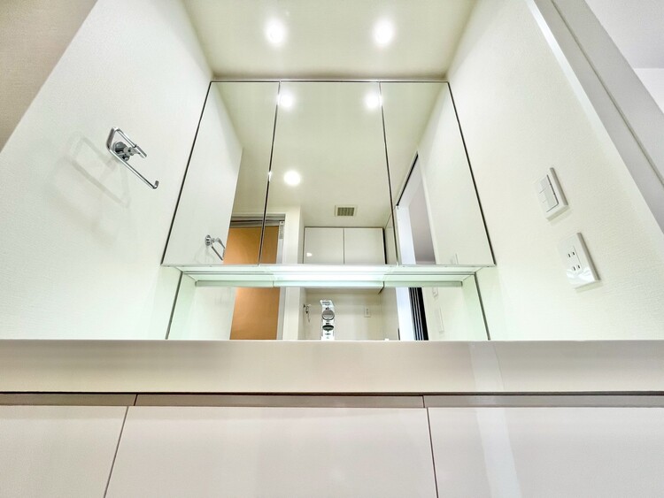 その他 清潔感を感じられる洗面化粧台。※リフォーム前の参考写真です。