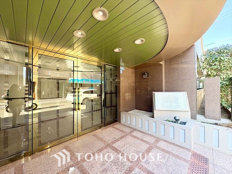 エントランス 【ENTRANCE】◆家族◆家で家族と過ごす時間は限られている。帰りを待つ家族の元へと急ぐときの弾む思い。そんな思いを引き立てる邸宅。