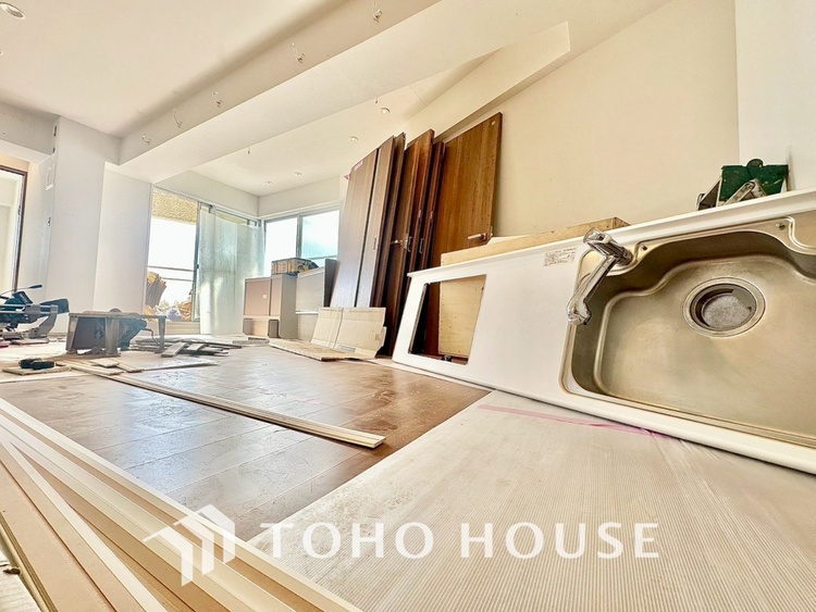 内装 現在改装中◆陽光◆が差し込む。この開放的なLDKに家族の笑顔が集う。家族が一緒に過ごす空間は明るく、そして居心地よく。