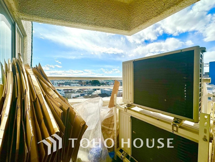 その他 【BALCONY】◆BLUE SKY◆自然の心地よさに包まれる。大開口の外に広がるのは爽やかな青空。