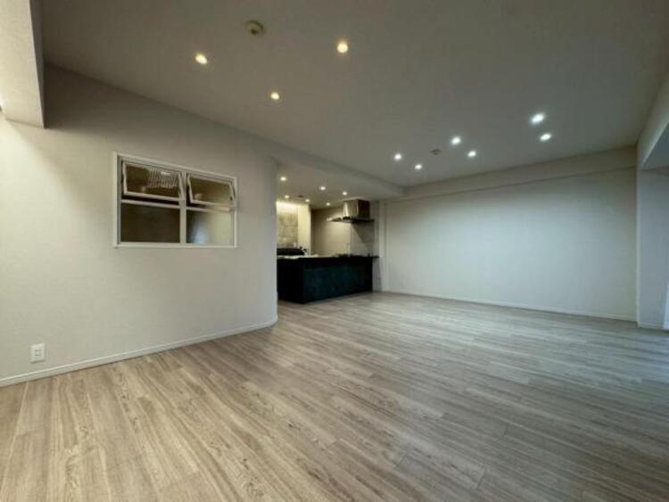 居間 家族の会話や笑顔が行き交うリビングで、子供を走り回らせたい。ダイニングテーブルでゆったり食事を堪能。光と風が溢れる開放的なリビングダイニングには、くつろぎの空間を生み自然と家族みんなが集まってきます 