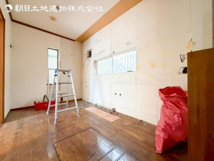 キッチン リフォーム中の写真となります