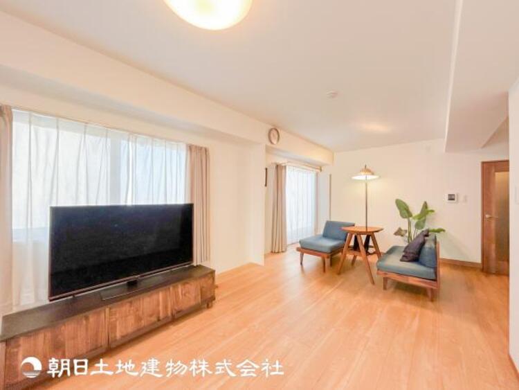 居間 【リビング】開放的で明るい空間が広がるLDK。リビングには潤沢な太陽が降り注ぎ、爽やかな住空間を演出できます