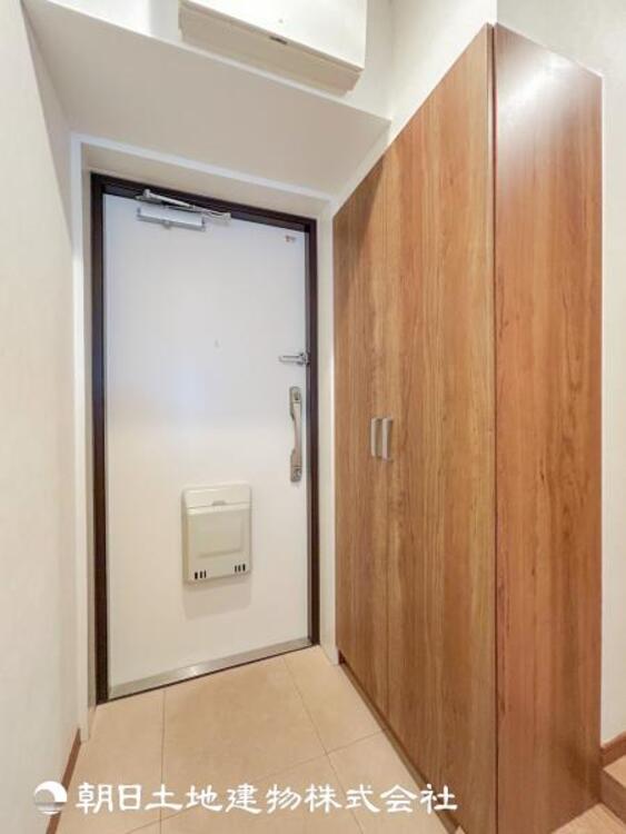 その他 【玄関】温かい空気が溢れる玄関がお出迎えする本物件。この場所には「温もり」で包み込んでくれる安心できるな空間があります。