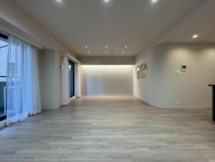 居間 開放感とプライベート感が見事に両立されたリビングダイニング！通常では相反するファクターがともにそろうと極上のくつろぎ空間が生まれます。だれにも譲りたくない至福の空間で過ごす日々は生活をより豊かにします 