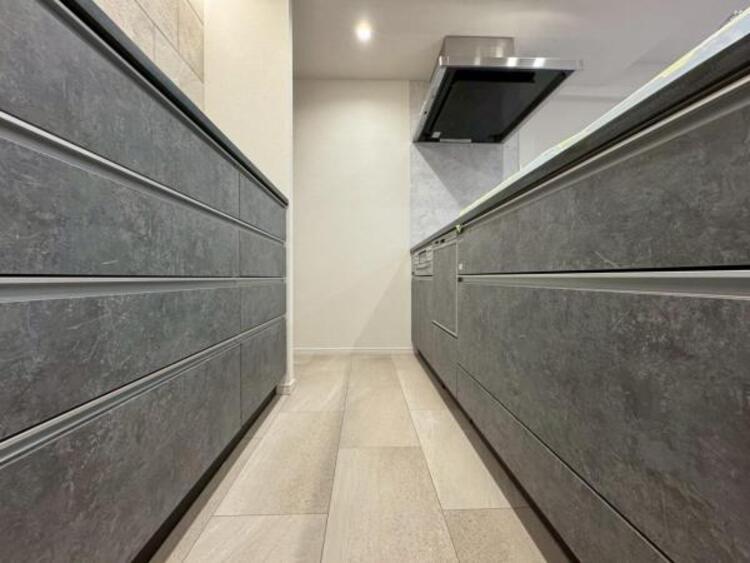 キッチン リビングダイニングが見渡せるカウンターキッチン！　お料理をする人も開放感が心地いいです。 