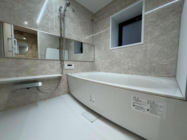 風呂 ゆったりと寛げる広々バスで足を伸ばしてリラックス。　最新のユニットバスは設備も充実です。 