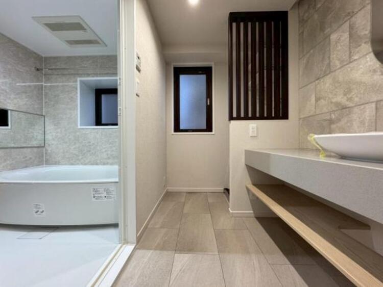 洗面 使用頻度の高い場所だからこそ便利な空間に。多人数での使用も考えた便利な空間です 