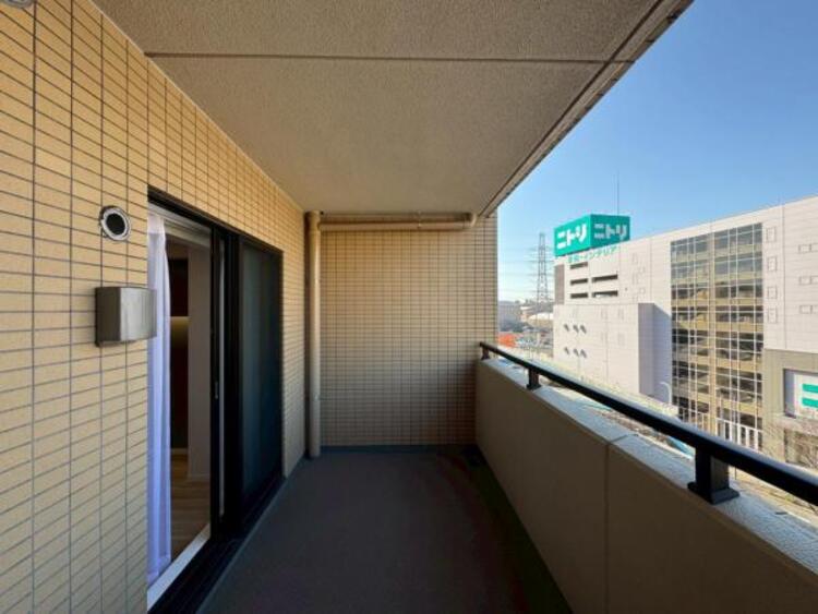 バルコニー 太陽の光と爽やかな風を受けられるバルコニーです。太陽の匂いを感じられそうです！ 