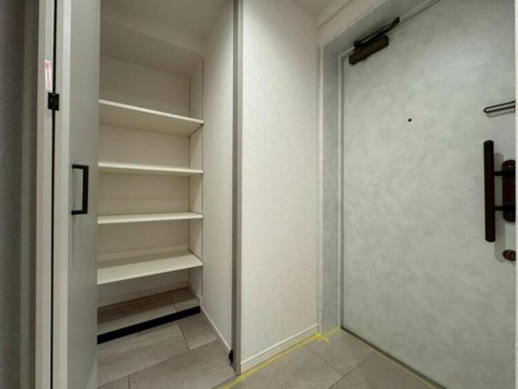 その他 シューズクロークには靴の収納以外のもとても便利です。ベビーカーやアウトドアグッズもスッキリと