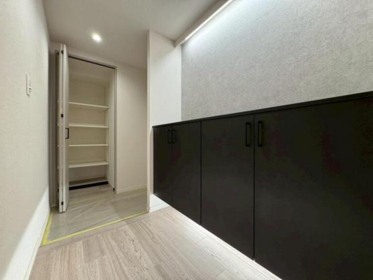 その他 明るく広い玄関には収納力に優れたシューズボックス。　靴をスッキリと整頓することができます。