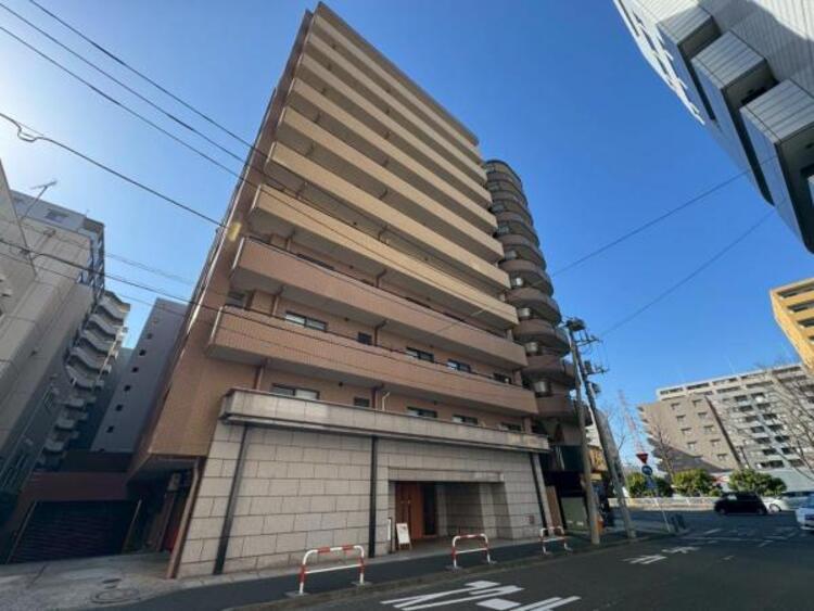 その他 青空を背景にスタイリッシュな外観が住まう人に誇りを与えます。駅周辺施設も利用でき快適生活が送れます！四季を通じて自然と触れ合えるスポットが周辺には沢山あり、お散歩やジョギング週末の遊びにおすすめです。																						 