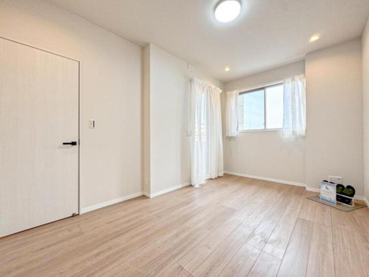 内装 採光を確保した明るい室内は風通しも良く穏やかな時が流れます！様々な生活スタイルにも対応可能な間取り。採光もアクセントの一つとして。この明るい好みの空間で読書をしたり、音楽を聞いたりと一人の時間も充実！