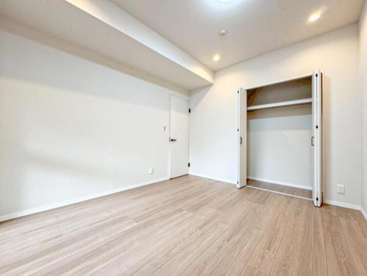 内装 自分の時間を充実させながら心豊かにできるプライベート空間！！穏やかな寛ぎを届ける仕様のゆとりある居室。個室のお部屋が欲しいという要望に応える設計で、過ごす時間が長くてもゆったり落ち着いて過ごせそう！！