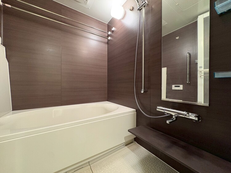 風呂 一日の疲れを癒すバスルームは、心地よいリラックスを叶える清潔感溢れる空間です。
