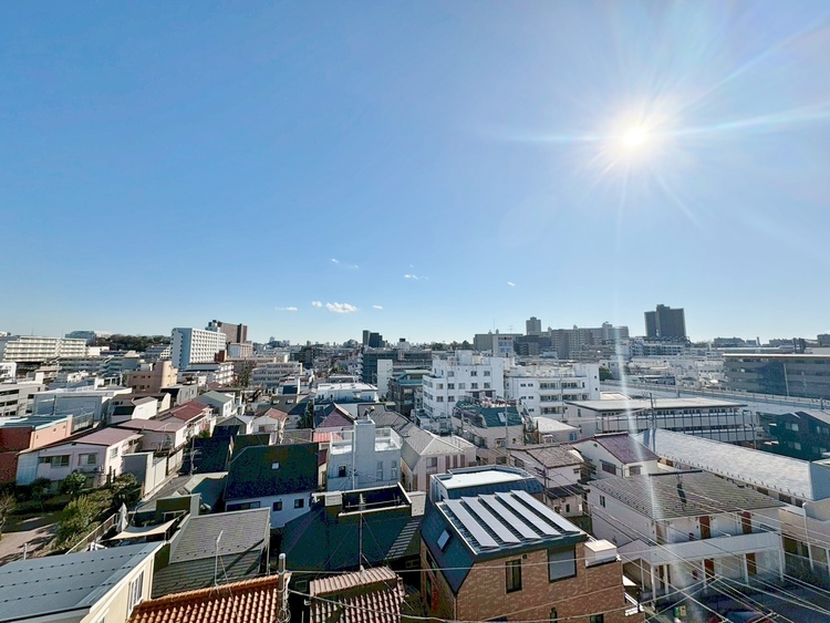 バルコニー 窓を開けると広がる青空。心をリフレッシュして日々を過ごしていきましょう。