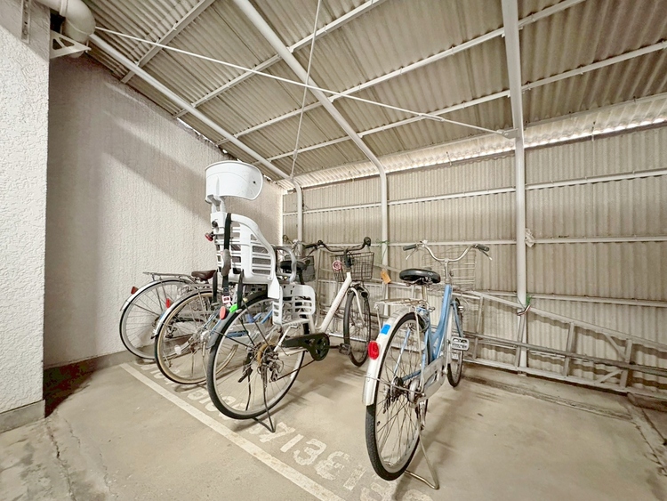 設備 整理整頓された駐輪場で、管理体制の良好さがうかがえます。