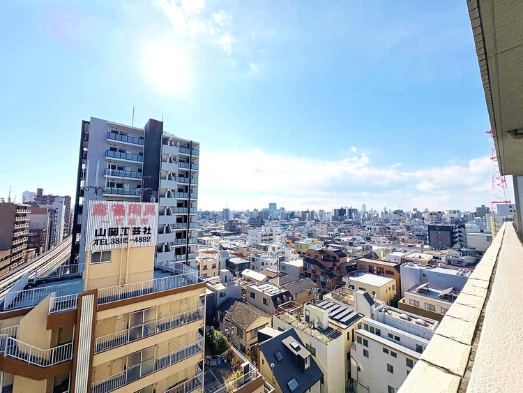 バルコニー 窓を開けると広がる青空。心をリフレッシュして日々を過ごしていきましょう。