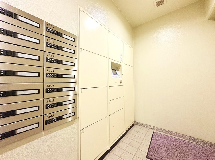 設備 共用部分の宅配ボックスです。留守中の荷物受け取りもできるので、安心して外出ができますね。