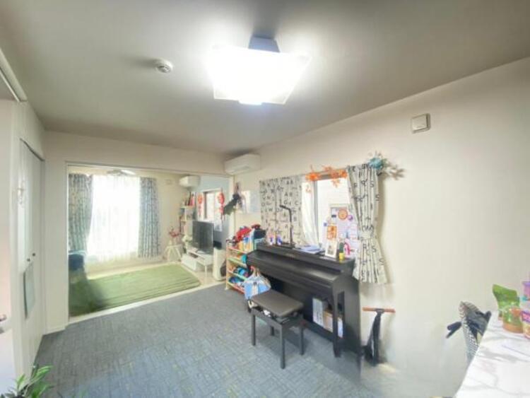 居間 ゆとりあるキッチンスペースを備えるリビングは家族が1番くつろげる癒しの空間。