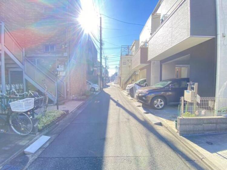 外観 前面道路は車通りの少ない道です。小さなお子様も安心してお過ごしいただけます。