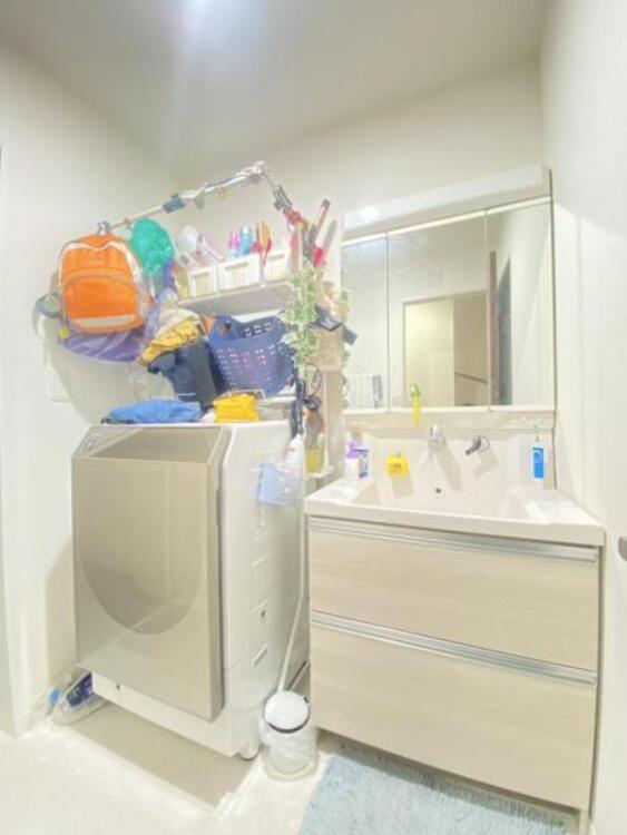 洗面 ワイドな洗面台は収納力もあり、いつでもすっきりとした洗面室に。