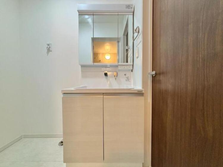 洗面 三面鏡の付いた洗面化粧台は、鏡面裏側にも機能的な収納を配置。普段使いの洗面小物やスキンケア用品などが衛生的に保管できます。