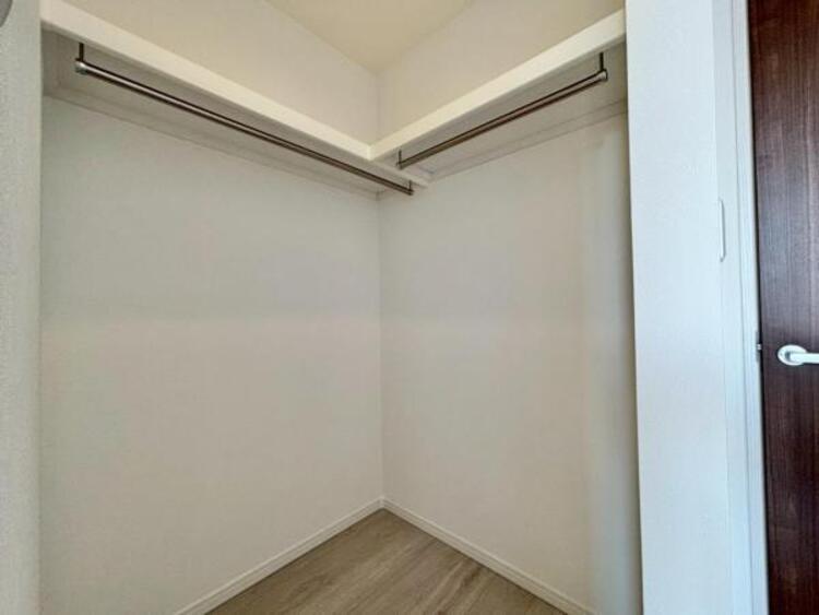 収納 クローゼットは棚やハンガーパイプが付いた使いやすい設計。収納BOXなどもスッキリ収納できます。普段使わない季節用品やトランクなど、大きなものもラクラク収納できます。
