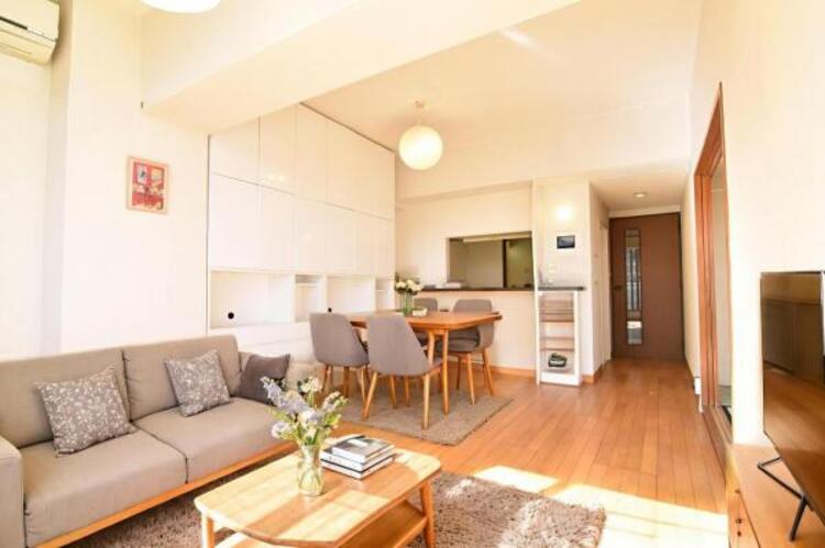 居間 リビング（配置してある家具はCGによるイメージです。）落ち着きのあるリビングです。お友達が遊びに来た時にも使えますし、ちょっと疲れた時にお昼寝できるのも嬉しいですね。