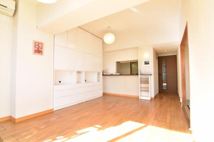 居間 くつろげるリビングは話に夢中になりすぎて、ついつい時間を忘れてしまう。そんな束の間の幸せを感じさせてくれる場所です。