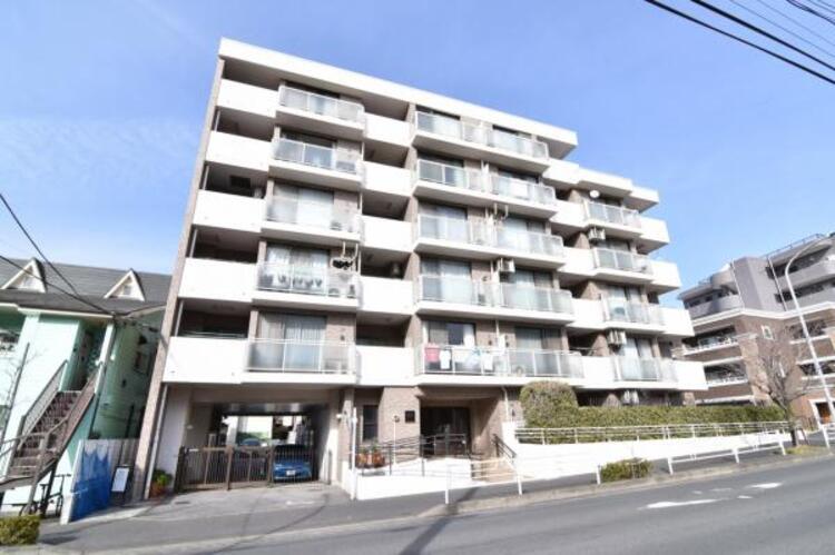 外観 街に溶けこみ美しい景観を生み出すこの邸宅は、採光や風通しまで考え抜いて造り上げました。 