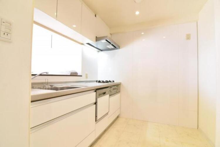 キッチン リビング全体が見渡せる対面式システムキッチン。お子様達がいつもママのそばにいられる安心感も生まれます。食事の用意をしながらご家族との会話も弾み笑顔溢れる空間です。 