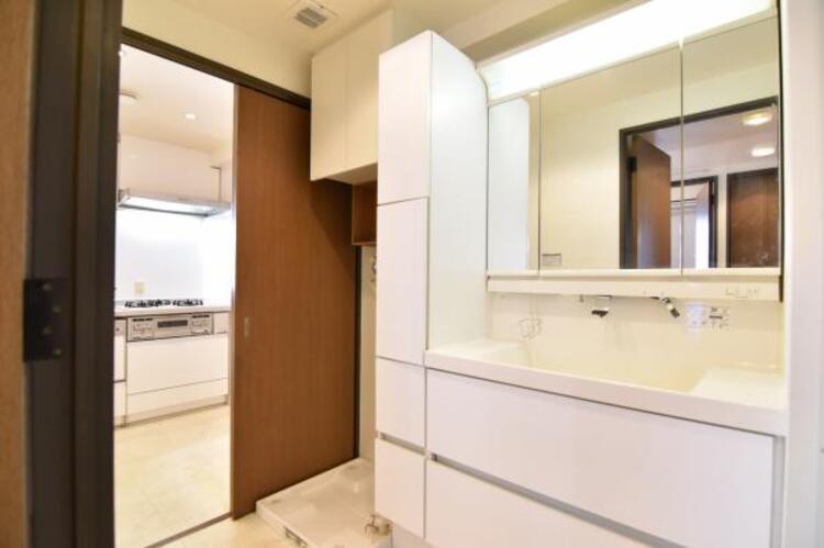 洗面 清潔感のあるワイドな洗面台は収納力もあり、いつでもすっきりとした洗面室に。 