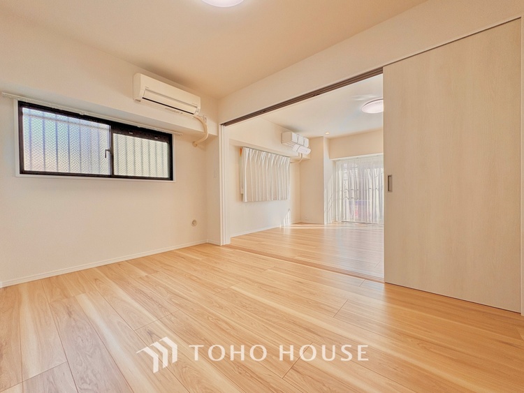 内装 ここにはみんなが集い、食事と楽しい会話が始まる。話に夢中になりすぎて、ついつい時を忘れ夜半過ぎになってしまう。そんな束の間の幸せを感じさせてくれる場所でありたい。