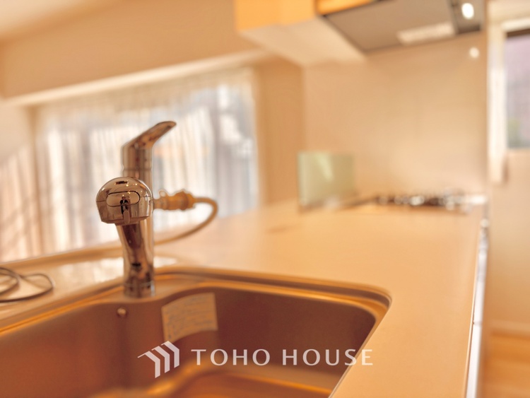 キッチン 【Kitchen】調理しながらもご家族のお顔が見れるカウンターキッチン。ついつい料理中お子様の様子が気になるもの。安心してお料理に取り組んでいただけます。会話だって自然とはずむはず。