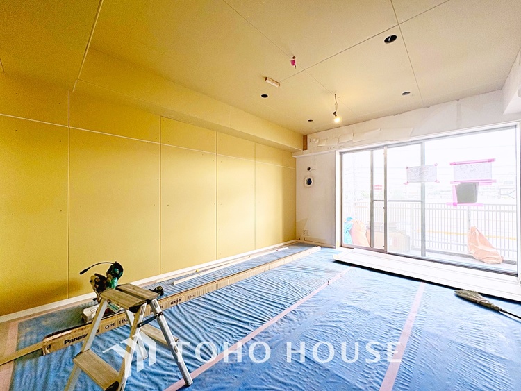 内装 太陽の光をスマートにリビングへ。優しくいざなわれた採光が朝は目を覚ませ、昼はくつろぎ、そして夕刻には温もりを与える。他にはないおしゃれなデザインで。