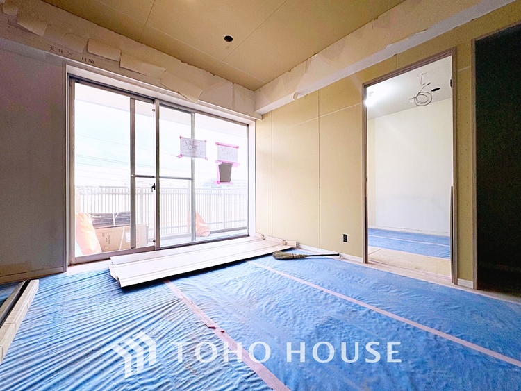 内装 大きな窓から差し込む陽光が心地よい、家族が自然と集まる開放的なリビング空間です。