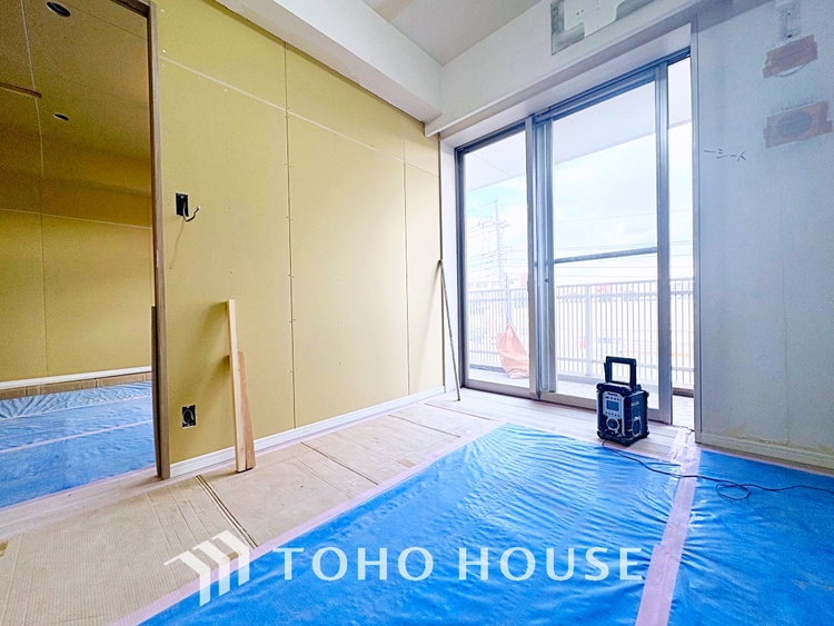 内装 シンプルで洗練されたデザインが魅力のリビング。インテリアを自由に楽しめる空間です。