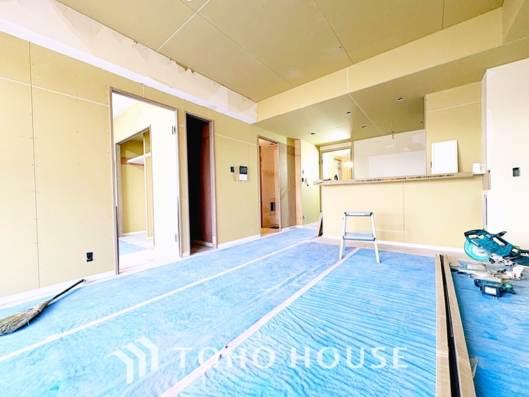 風呂 【Swaying surface】光に照らし出されたバスルーム。膨よかな湿度と静かに揺れる眼前の水面