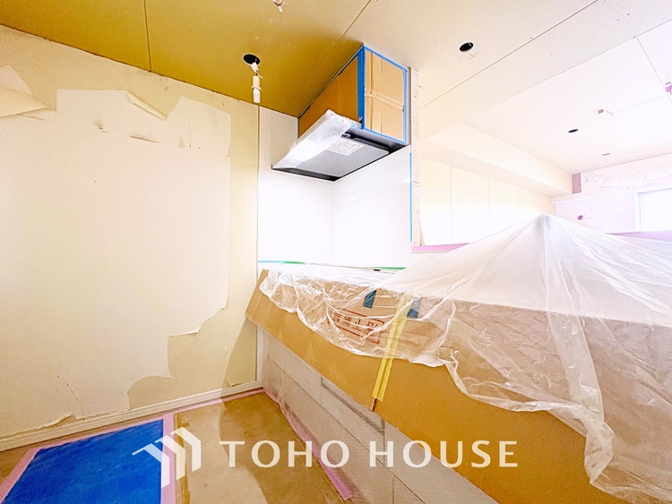 洗面 【Wash basin】十分な大きさの洗面台は収納もさる事ながら、身だしなみチェックや歯磨きなど、朝の慌ただしい時間でもホテルライクなスペースで余裕とゆとりを感じて頂けます。