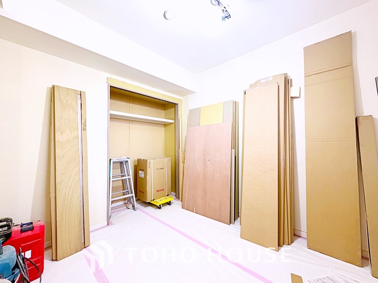 収納 クローゼット完備で、季節物の衣類や小物もきれいに収納できる便利な設計です。