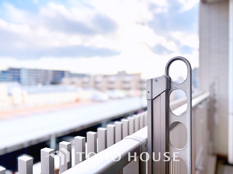 玄関 家族の靴や小物を整理しやすい収納付きで、玄関がいつも整った印象に。