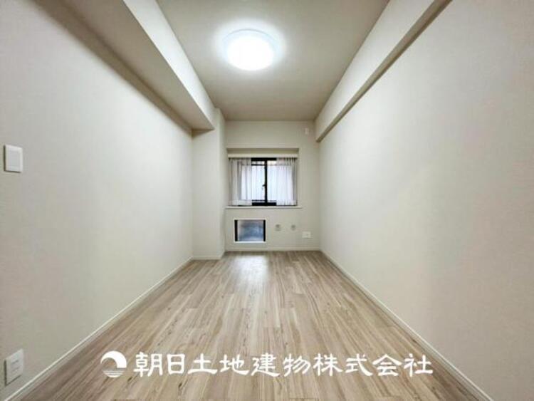 内装 【居室】爽やかな空間演出とセンス良く纏められた室内は良質な寛ぎ空間。そこで暮らす大切な人達のことを考え造りこんだ空間は日々の生活に安らぎを与えてくれます。