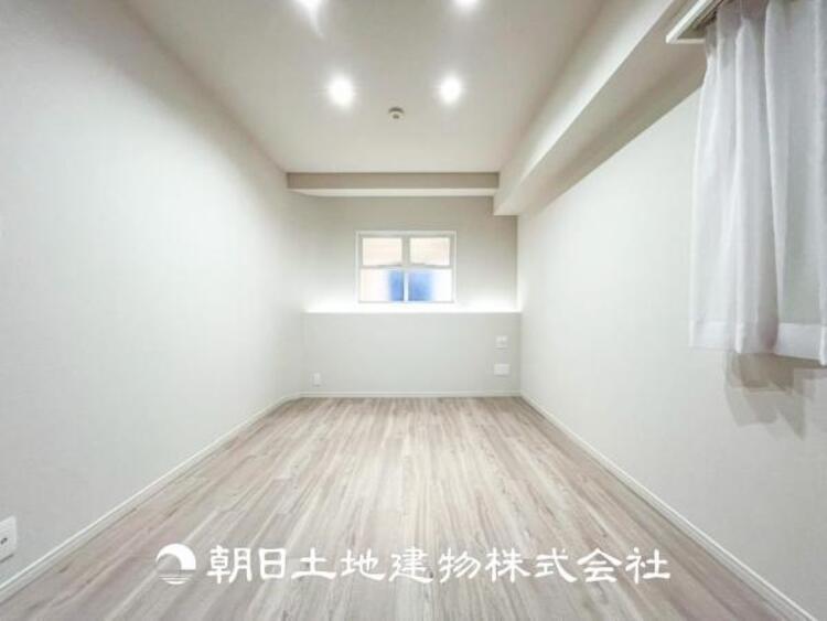 内装 【居室】人間の感性を育むプライベートルームはシンプルが１番だと思います。好みの空間で本を読んだり、音楽を聞いたりと、大切な一人の時間も充実したものにできます。